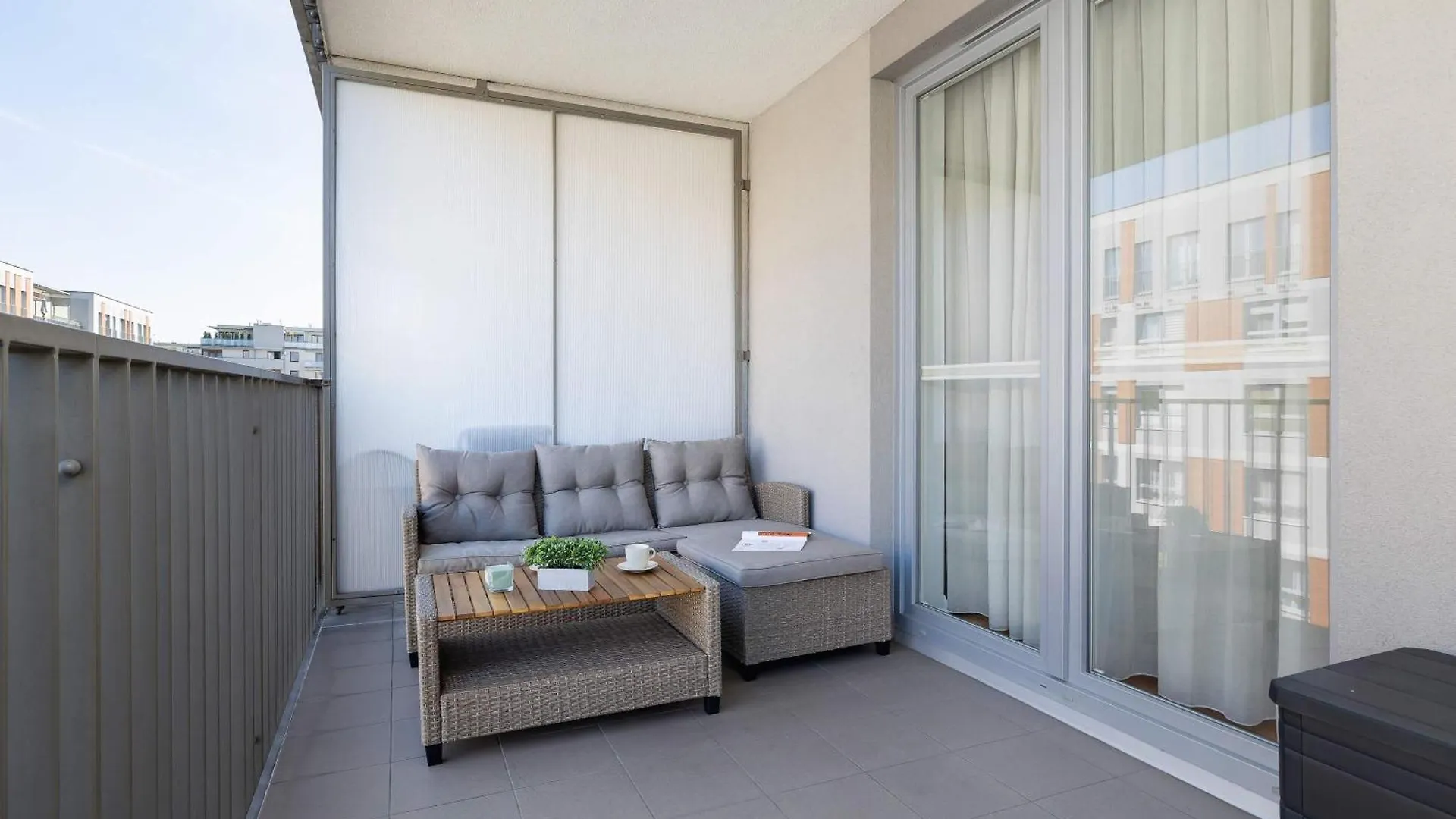 Przytulny I Przestronny Apartament W Krakowie Z Parkingiem Biurkiem I 2 Balkonami By Noclegi Renters Poland