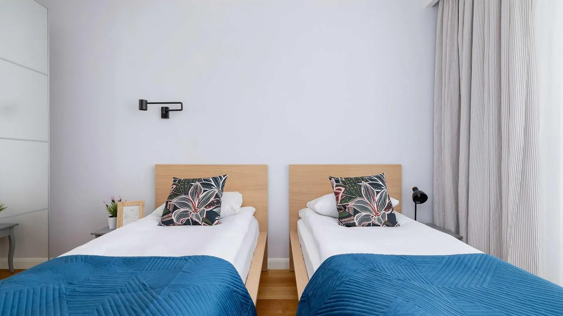 Przytulny I Przestronny Apartament W Krakowie Z Parkingiem Biurkiem I 2 Balkonami By Noclegi Renters Apartment Krakow