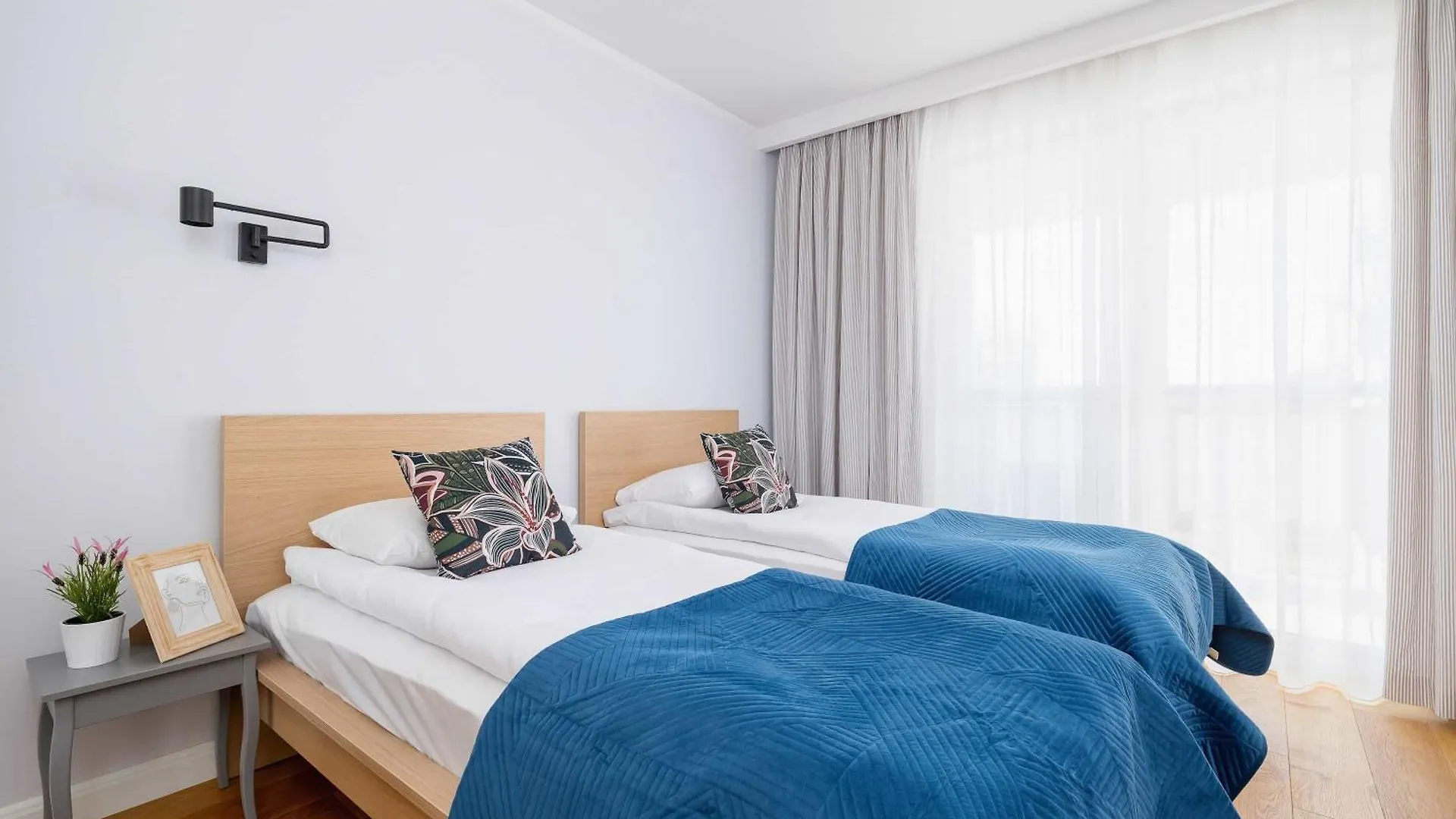 Przytulny I Przestronny Apartament W Krakowie Z Parkingiem Biurkiem I 2 Balkonami By Noclegi Renters Apartment