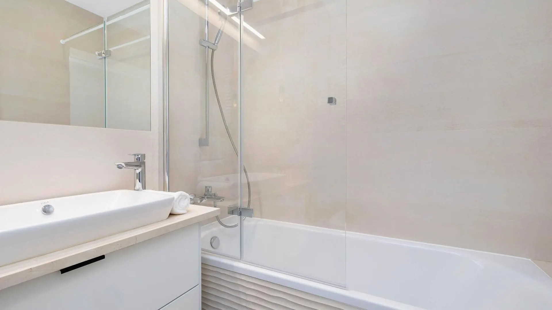 Przytulny I Przestronny Apartament W Krakowie Z Parkingiem Biurkiem I 2 Balkonami By Noclegi Renters 0*, Krakow