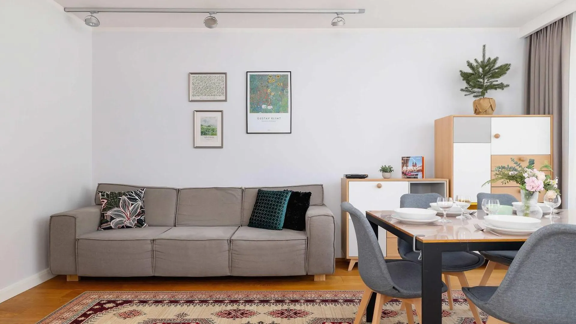 Przytulny I Przestronny Apartament W Krakowie Z Parkingiem Biurkiem I 2 Balkonami By Noclegi Renters