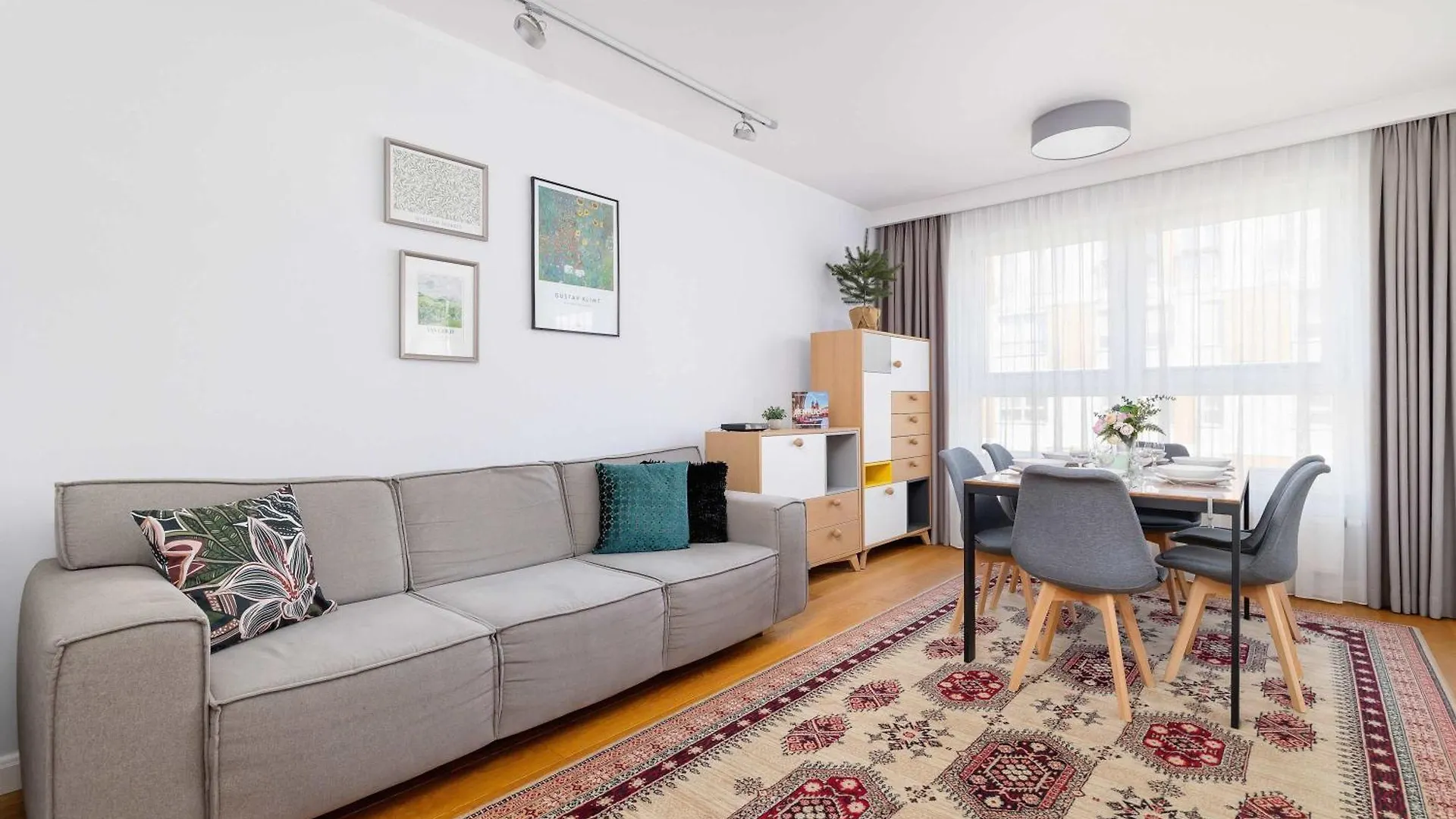 Przytulny I Przestronny Apartament W Krakowie Z Parkingiem Biurkiem I 2 Balkonami By Noclegi Renters location