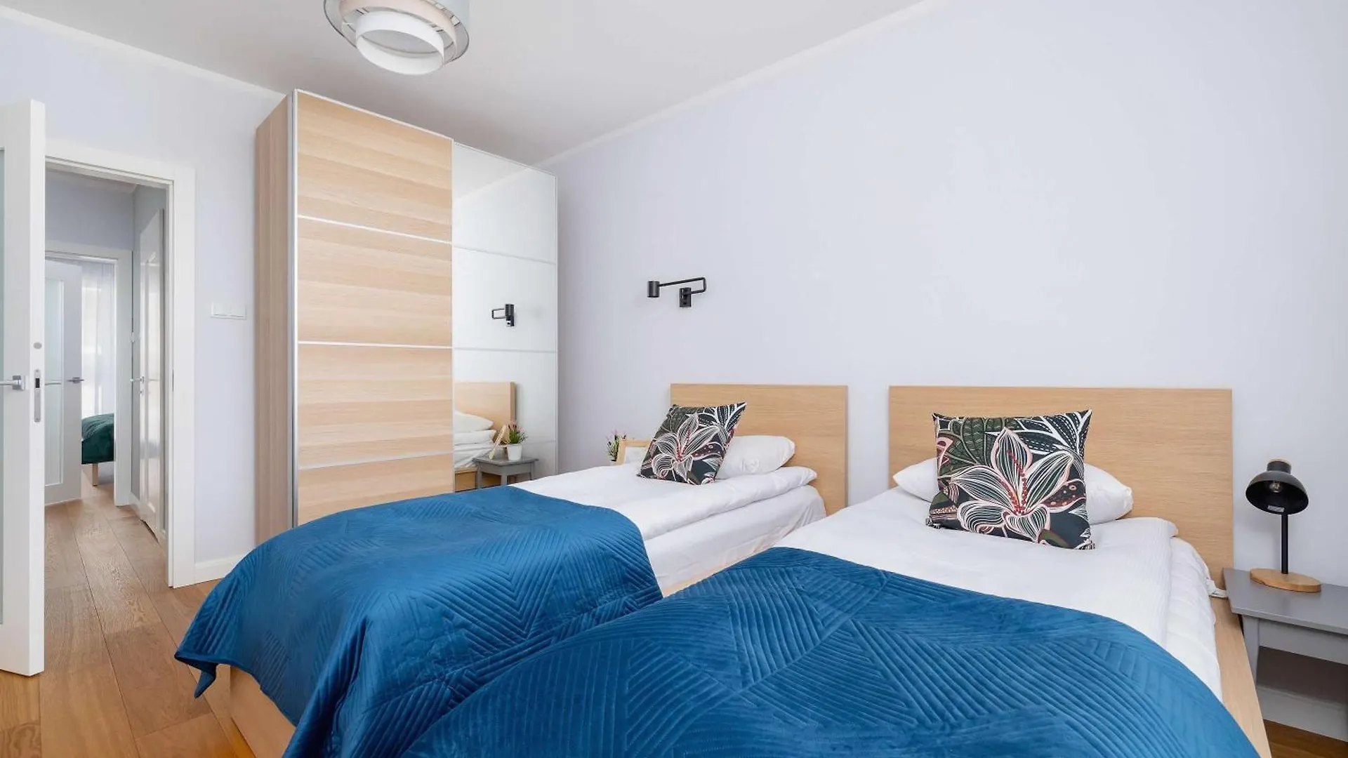 Apartment Przytulny I Przestronny Apartament W Krakowie Z Parkingiem Biurkiem I 2 Balkonami By Noclegi Renters Poland